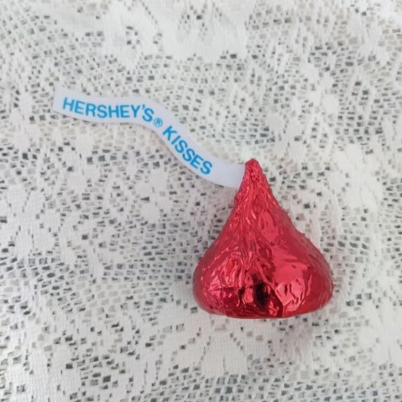 EUC VINTAGE HALLMARK 1989 Hershey's 2" Red Foil Kiss Valentine's Brooch/Pin - Picture 1 of 5